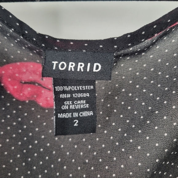 TORRID Sheer Chiffon Black & Pink High Low Tank Top Printed Lips Kiss 2X - Picture 3 of 4